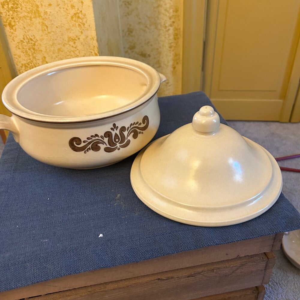 Pfaltzgraff Vintage Village  round Casserole  Brown cream 2QT  8 in dia - Picture 4 of 4